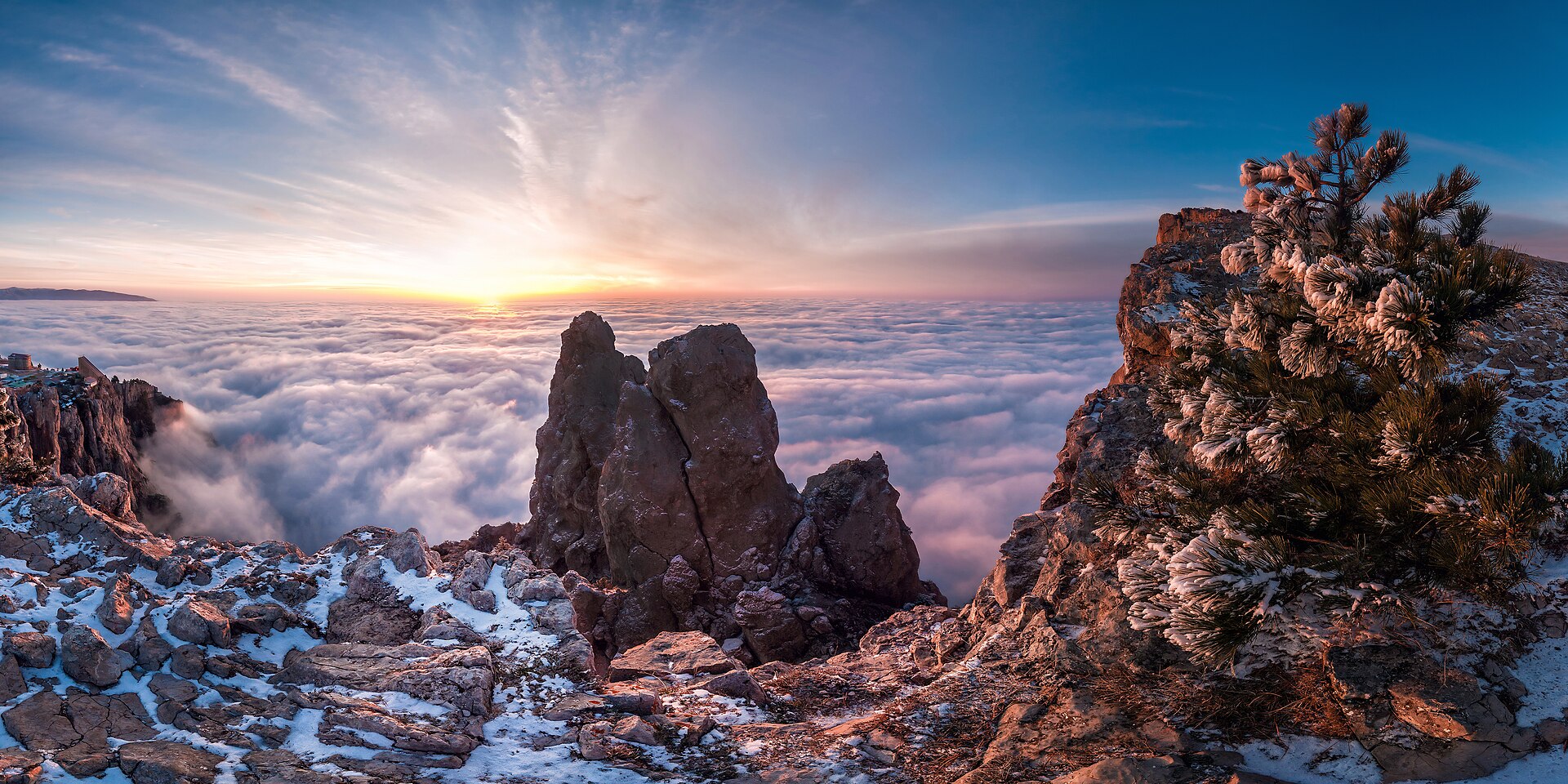 Зубцы Ай-Петри над облаками
